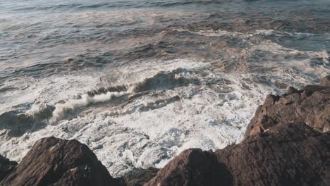 Wellen,-Die-In-Zeitlupe-Auf-Klippen-Des-Brasilianischen-Atlantiks-Krachen