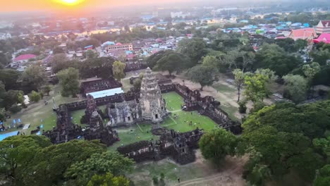 4K-Luftaufnahmen-Von-Drohnen-Eines-Khmer-Tempels-Während-Des-Phimai-Festivals