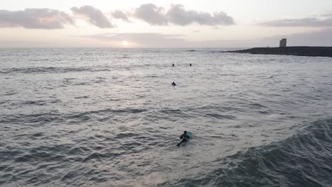 Surfistas-Surfeando-En-Þorlákshöfn-Surf-Spot-En-Agua-Fría-Del-Océano-Islandés