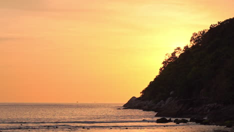 Romantischer-Blick-Auf-Das-Leuchtend-Orangefarbene-Meer-Und-Die-Klippen-Bei-Sonnenuntergang