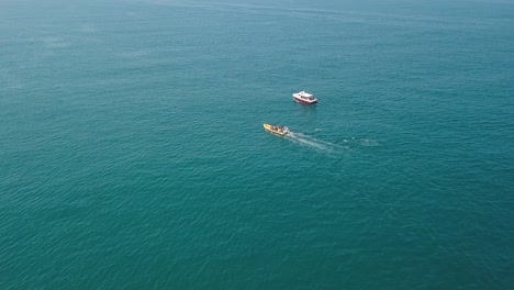 Cornwall-Dolphin-Tour-Boote-Nach-Schote-Von-Delfinen,-Großbritannien,-Luftbild