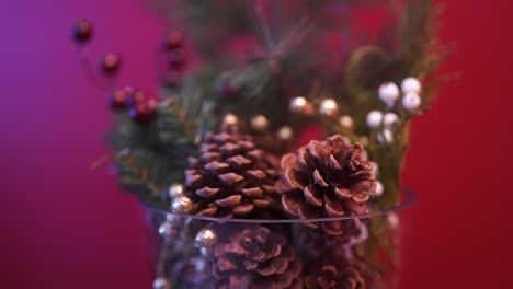 Weihnachtsschmuck-In-Der-Vase-Während-Der-Weihnachtszeit