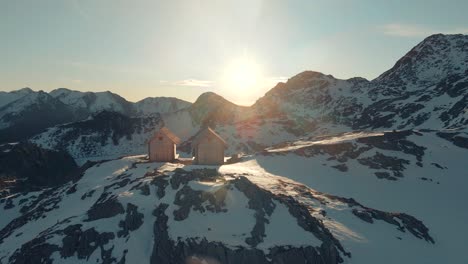 Zwei-Holzhütten-In-Den-Italienischen-Alpen-Bei-Sonnenaufgang