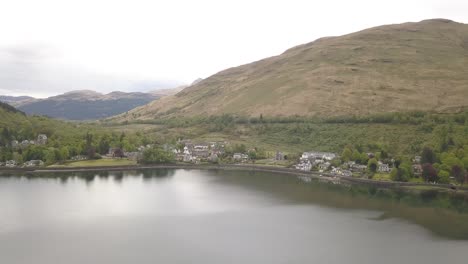Aerial-forward-reveal-of-a-little-village-in-Loch-Lomond,-Scotland