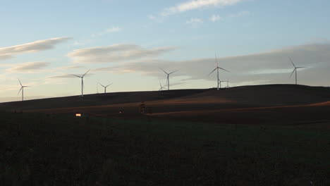 Windkraftanlagen-Im-Ackerland