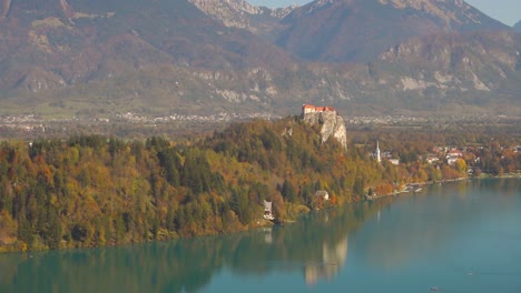 Lago-Sangrado-Con-Castillo-En-Eslovenia,-Europa