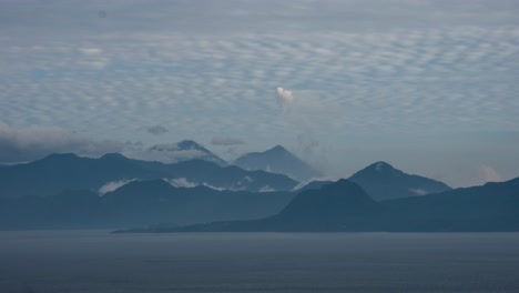 El-Paisaje-Volcánico-De-Lapso-De-Tiempo-Fue-Tomado-En-El-Lago-Atitlán,-Guatemala,-América-Central