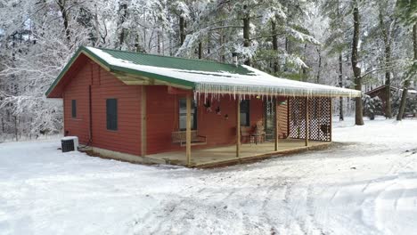 Amerikanische-Traditionelle-Hütte-Mit-Veranda-In-Verschneiter-Winterlandschaft,-Dolly-Offenbaren