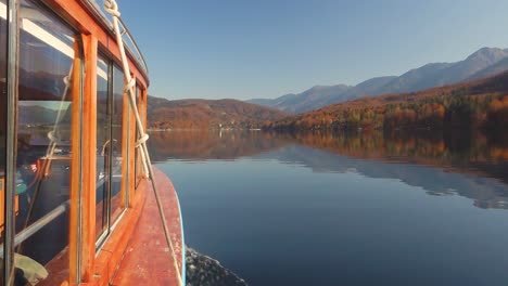 Vista-Desde-El-Barco-Turístico-En-El-Lago-Bohinj,-Eslovenia