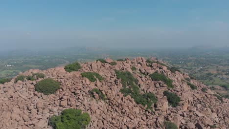 Schöne-Aussicht-Von-Einem-Orangefarbenen-Berg-In-Indien