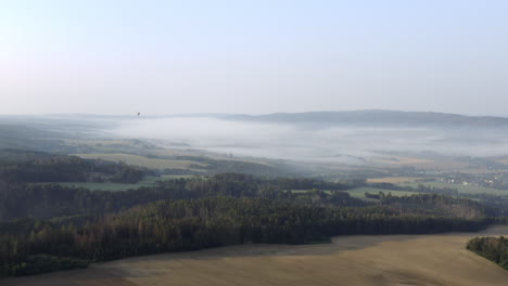 Vista-Escénica-De-Una-Nube-De-Niebla-Sobre-Un-Idílico-Campo-De-Otoño,-Chequia