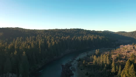 Tranquilo-Río-Smith-Con-Bosques-De-Coníferas-En-El-Parque-Estatal-Redwood,-Norte-De-California