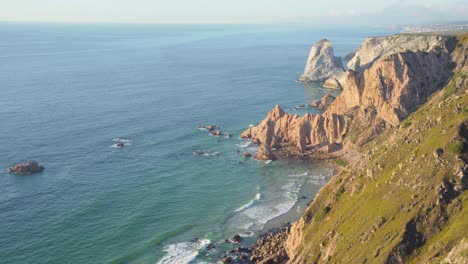 Faszinierende-Sonnige-Klippen-Mit-Meereswellen-In-Cabo-Da-Roca,-Portugal