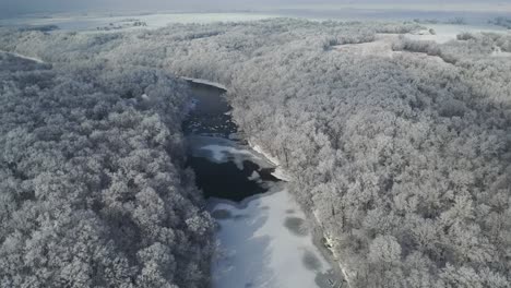 Enthüllen-Gefrorenen-Fluss-Mit-Eis--Und-Schneebedeckter-Waldlandschaft,-Winterwildnis,-Luft
