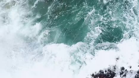 Meereswellen,-Die-über-Felsen-Krachen,-Drohnenantenne