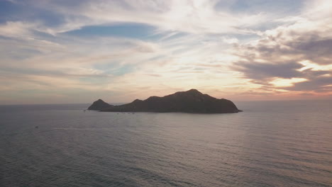 Schöne-Aussicht-Auf-Die-Kleine-Insel-Im-Meer-Bei-Sonnenuntergang---Mittelrahmen