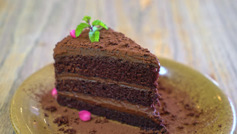 Schokoladenmousse-Kuchen-Auf-Dem-Teller