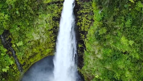 Drohnen-Wasserfall-Bewegen-Sich-Vorwärts-Hawaii-Wald