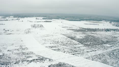 Drohnenluftaufnahme-Der-Kalten-Winterlandschaft,-Mit-Frostschnee-Bedeckte-Bäume