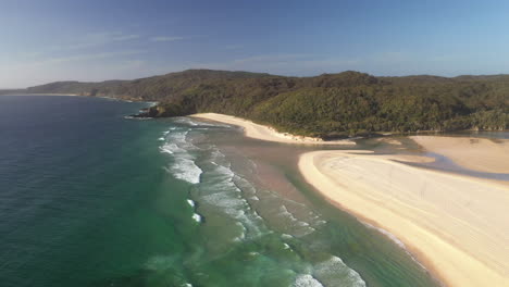 Gran-Tiro-Giratorio-De-Drones-De-La-Playa-Sandbar-En-Nueva-Gales-Del-Sur,-Australia