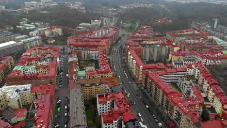 Aerial-of-Linne-district-in-Gothenburg-with-red-roof-buildings-and-car-traffic