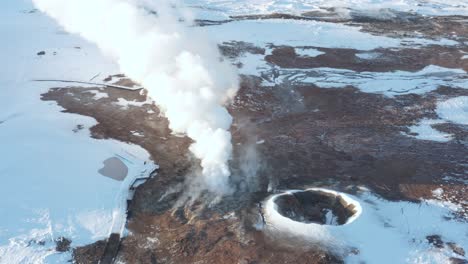 Erstaunlicher-Vulkanischer-Geysir,-Der-Dampf-Ausstrahlt,-Geothermisches-Feld-Gunnuhver,-Antenne