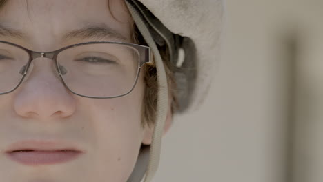Porträt-Eines-Jungen-Mit-Brille-Und-Fahrradhelm,-Der-Draußen-In-Die-Kamera-Schaut