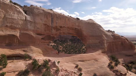 Gente-Admirando-El-Panorama-En-Wilson-Arch,-Utah