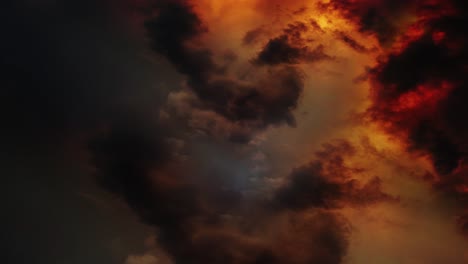 Gewitter,-Die-Bei-Sonnenuntergang-Oder-Sonnenaufgang-In-Den-Wolken-Auftreten