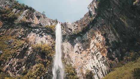 Handheld-shot-big-rock-wall-waterfall-in-located-in-Urubici,-Santa-Catarina,-Brazil