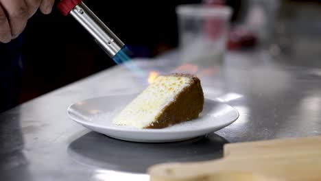 Karamellisieren-Von-Zucker-Auf-Crème-Brûlée-Käsekuchen-Mit-Einer-Lötlampe---Dessertrezept---Nahaufnahme