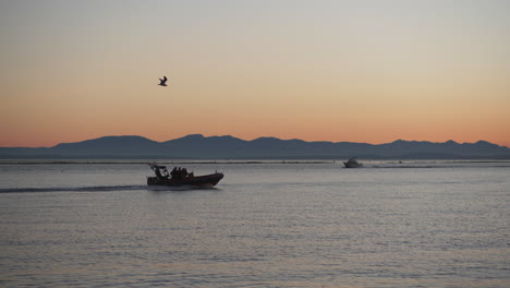 Schnellboot-Am-Fraser-River-Bei-Sonnenuntergang,-Steveston,-British-Columbia-Waterfront