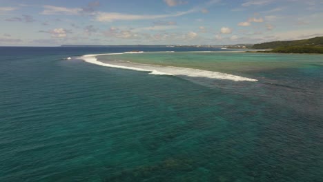 Drohnenaufnahme-Des-Korallenriffbruchs-Auf-Der-Tropischen-Insel-Guam