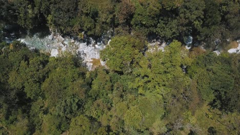 Fluss-Mit-Riesigen-Felsen-Und-Wasser,-Das-In-Einem-Wald-Fließt---Drohnen-Luftaufnahme-Aus-Der-Vogelperspektive-In-Der-Nähe-Von-Medellin,-Kolumbien