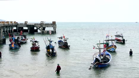 Pescadores-Caminando-Hacia-Sus-Barcos-De-Pesca-Amarrados-En-La-Costa-De-La-Isla
