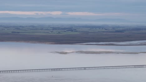 Neuseelands-Dramatische-Und-Schöne-Landschaft-Mit-Wolken-Und-Bergen-In-Der-Ferne
