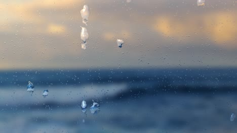 Regentropfen-Auf-Fenstern,-Mit-Unscharfem-Hintergrund-Mit-Blick-Auf-Den-Strand