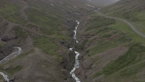 Gebirgiges-Fagridalur-Tal-Mit-Einem-Großen-Fluss,-Der-Sich-Durch-Die-Landschaft-Schlängelt
