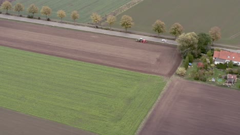 Ernten-Eines-Feldes-Mit-Einem-Traktor-In-Deutschland-Im-Spätherbst