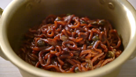 Espagueti-Negro-Coreano-O-Fideos-Instantáneos-Con-Salsa-De-Soja-Chajung-Asada---Estilo-De-Comida-Coreana