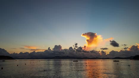 Atemberaubender-Blick-Auf-Das-Meer-Von-Cheung-Chau,-Farbenfroher-Sonnenaufgang,-Feurige-Wolkenformationen,-Zeitraffer-Von-Nacht-Zu-Tag