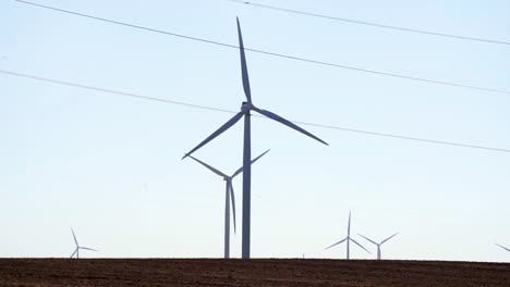 Sich-Drehende-Propeller-An-Windkraftanlagen-Erzeugen-Saubere-Energie
