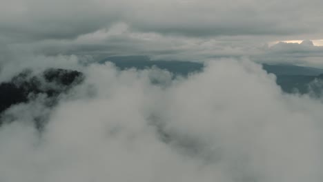 Drone-Aéreo-Volando-Sobre-El-Bosque-Nuboso,-Paisaje-Nublado-Y-Brumoso