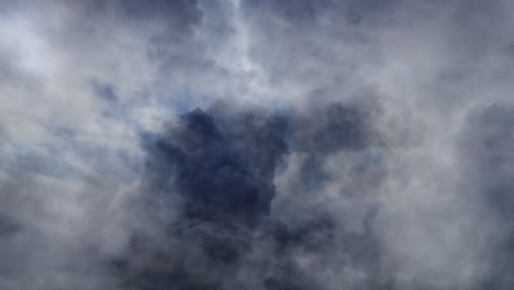 Timelapse-De-Nubes-Oscuras-Y-Tormentas-Eléctricas-En-El-Cielo