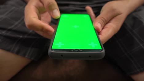 Frontalansicht-Der-Hände,-Die-Auf-Einem-Smartphone-Chroma-Bildschirm-Kleben