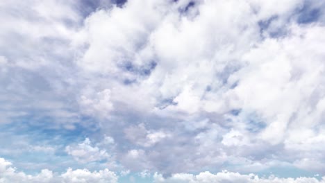 Zeitraffer-Dicker-Weißer-Wolken-Am-Blauen-Himmel