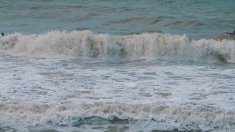 Schaumige-Wellen,-Die-In-Zeitlupe-Am-Strand-Krachen