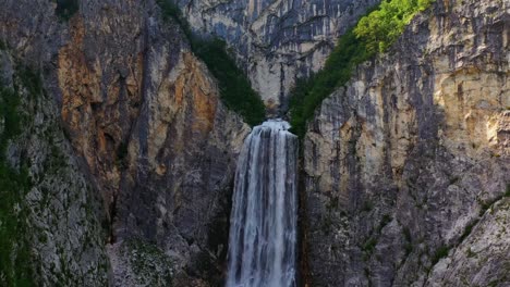Faszinierende-Aussicht-Auf-Mutter-Natur,-Die-Einen-Isolierten,-Spektakulären-Wasserfall-Zeigt,-Der-Von-Einem-Riesigen,-Steilen,-Braunen,-Felsigen-Berg-Fließt