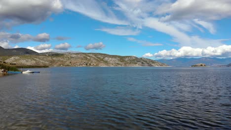 Agua-Vibrante-Del-Lago-Prespa-Rodeada-De-Montañas-En-El-Día-Nublado-De-Otoño