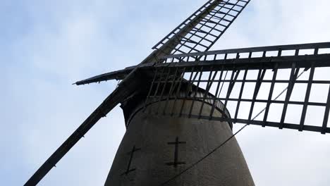 Bidston-Hill-Vintage-Landschaft-Windmühle-Kornmühle-Englisch-Wahrzeichen-Low-Angle-Shot-Dolly-Links-Langsam